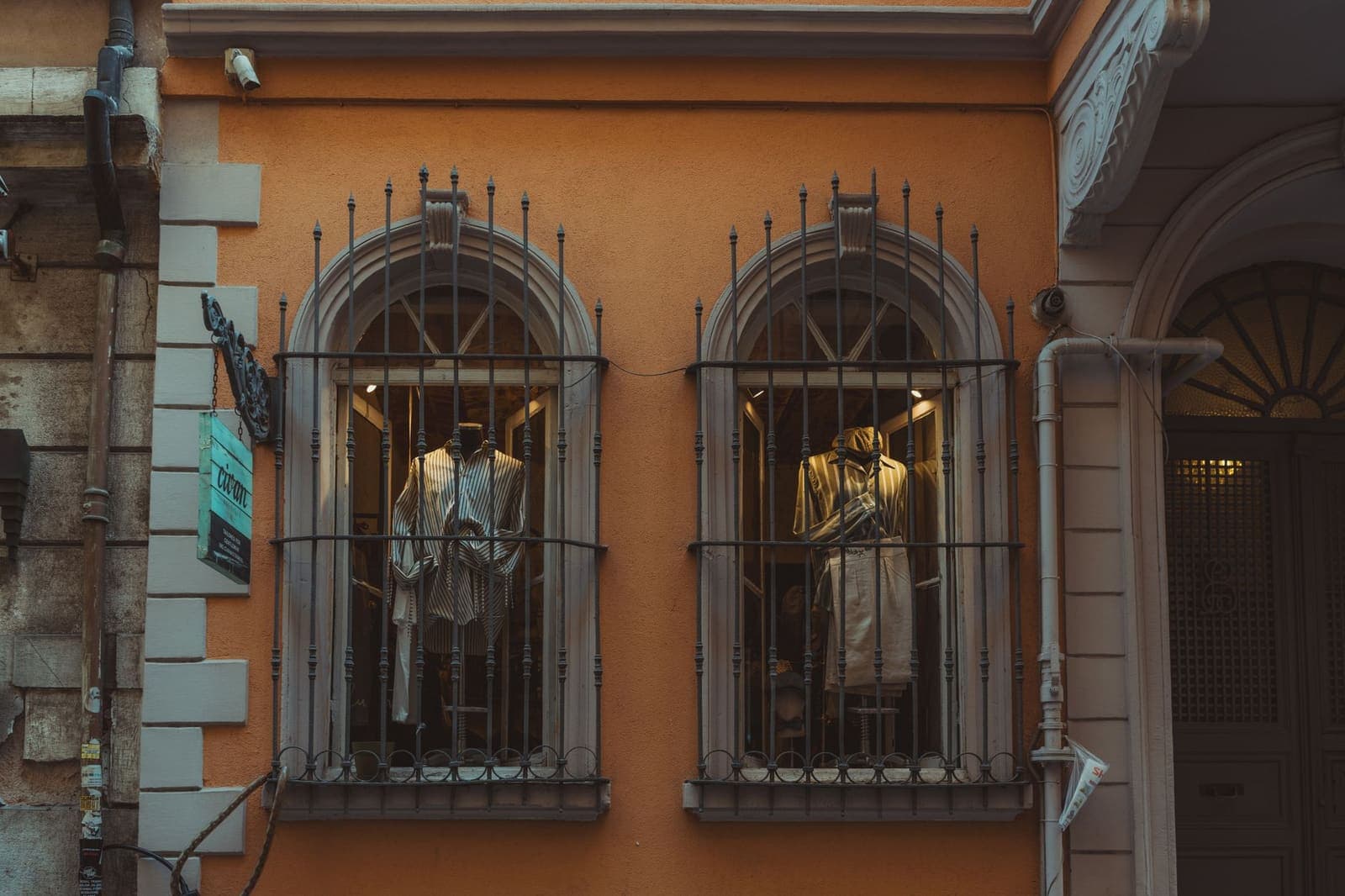 Schaufenster eines Modegeschäfts mit Schaufensterpuppen hinter zwei hohen Fenstern